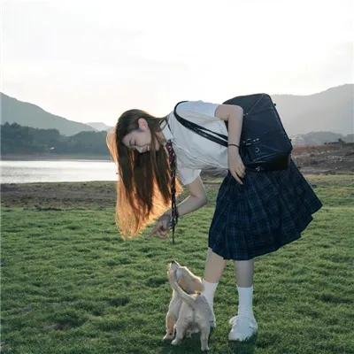 偷偷接吻